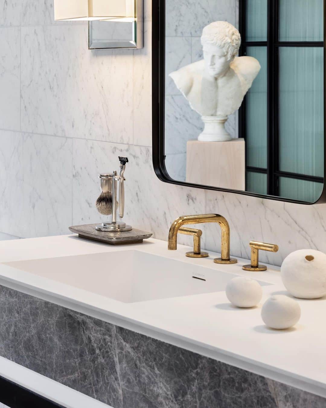 Homepolishのインスタグラム：「Add luxurious touches to minimal palettes through the little details like contrasting hardware. Design by @meyerdavis, products by @mrwilliamgray, photo by @rachelpaulphoto.  Discover more pro tips and find design inspo at the link in bio.」