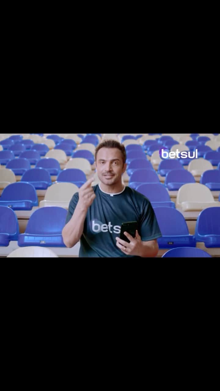 アレッサンドロ・ローザ・ヴィエイラのインスタグラム：「@betsuloficial  Fala pessoal, esse fim de semana está recheado de eventos esportivos bacanas. Tem Palmeiras no Mundial, Superbowl e muito mais. Não deixem de fazer suas apostas no @betsuloficial! Aposte com o melhor, aposte com o Betsul.」