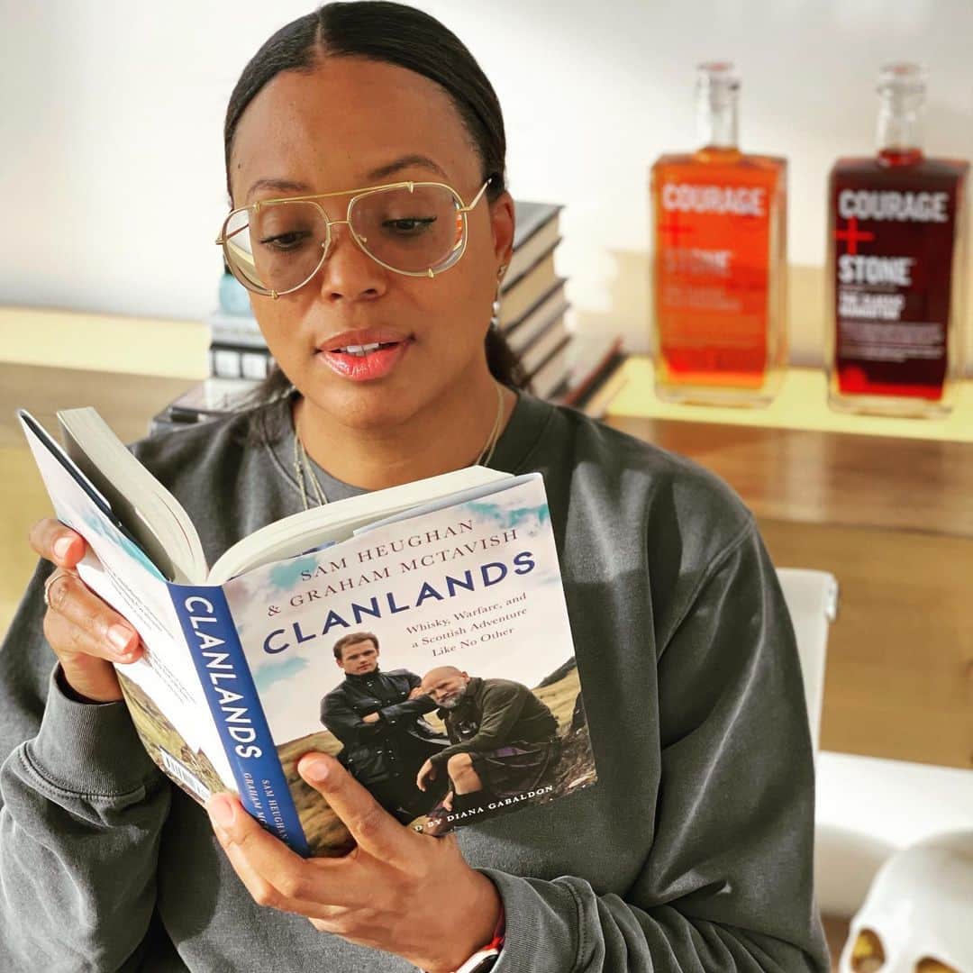 アイシャ・タイラーのインスタグラム：「Congratulations to my good friend @samheughan and his co-writer/star @grahammctavish on their new book @clanlands and new show @meninkiltsstarz! Since we can’t travel around the highlands of Scotland right now, we can live vicariously through these men and their lovely and fit Scottish knees. Haggis and scotch for me and all my men! 🏴󠁧󠁢󠁳󠁣󠁴󠁿 🥃」