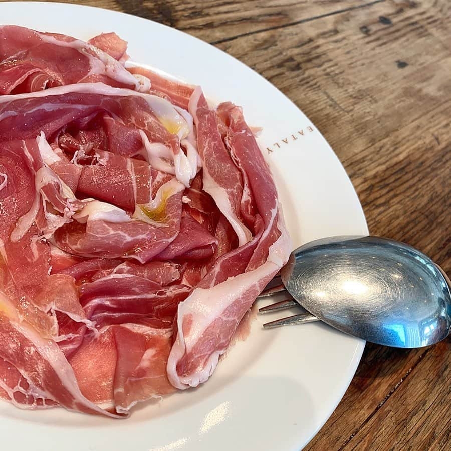 百瀬俊介のインスタグラム：「EATALY✨🇮🇹 Negozio consigliato delizioso🍕🥗🍝 原宿駅前にあるオススメイタリア料理のお店！ 前菜は必ず注文する生ハム🐖 これがまあBuono! Buono! ピザはマルゲリータ🍕 パスタはポモドーロ🍝 今日もGrazie😋」