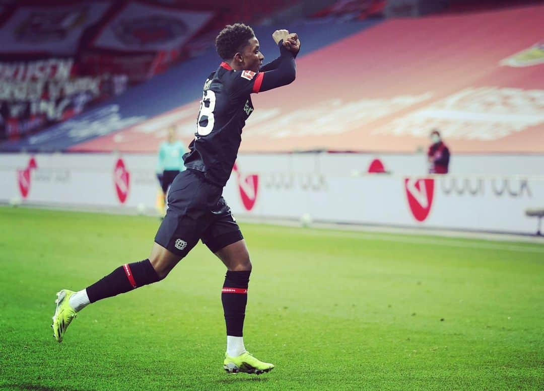 デマライ・グレイのインスタグラム：「+3! 1Goal! Happy to make my debut and happy for the team! @bayer04fussball 👊🏾 All the glory to God! 🤍」