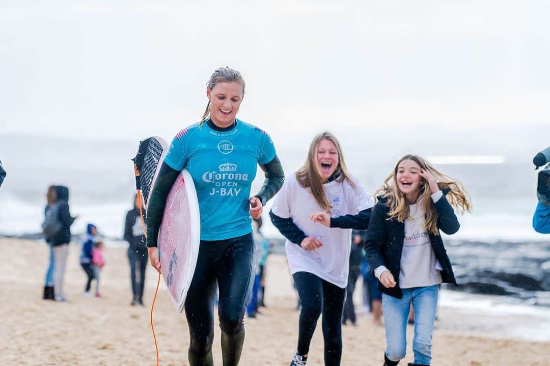 レイキー・ピーターソンのインスタグラム：「Gosh I miss this feeling!! VERY excited that the @wsl has just announced bringing us back to Australia next month! Kicking it off with a QS throwback at Newcastle! @philippa.anderson I’m gonna need down local knowledge 😉 thanks to everyone who has worked so hard to get the tour back up and running, It hasn’t been easy. Im more than ready to compete and get this year back underway! Photos from J-bay 2019 by @tallteef」