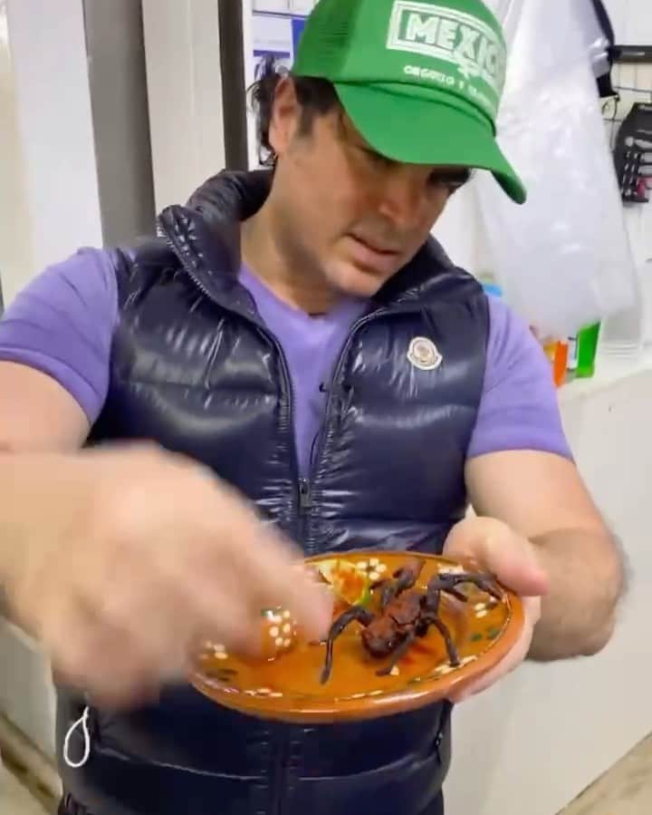 のインスタグラム：「@eduardoverastegui  comiendo tarántula ¿A qué sabrá?」