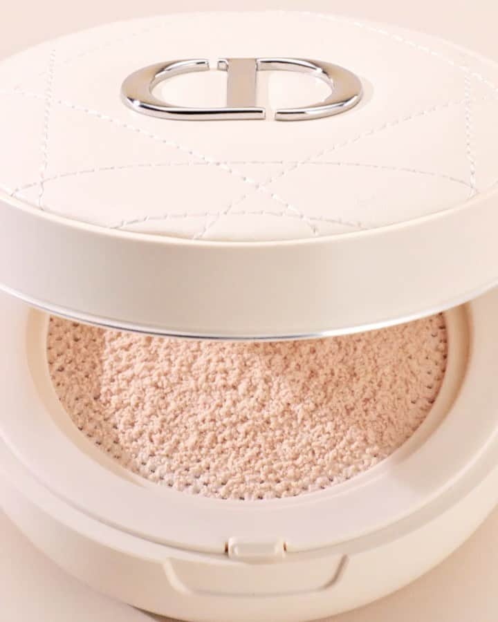 Dior Makeupのインスタグラム：「Set your makeup with the new Dior Forever Cushion Powder and give your complexion a subtle and velvety glow with no powdery effect in an on-the-go packaging.  • NEW DIOR FOREVER CUSHION POWDER 030 MEDIUM • #diormakeup #diorforever #lovemydiorskin」