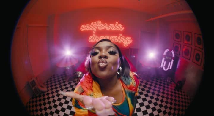 Alfredo Floresのインスタグラム：「such a pleasure directing this visual for @inayah !! Special thanks to the entire crew on this one 🎬  link in bio for the full video #fallin 🚀  Prod. Co. @bandwidthbros Producer @moses_israel  Prod. Coordinator: @zielinskizielinski 1stAD: @izzymenow DP @jonsuarezz Steadicam @nick_almanza 1st AC @casey_schoch Board Op.: @andyzeppdesigns gaffer: @gabriellee86 kg: @no_jeongwoo_noh Art Director: @eddieinda Art PA: @214th  set photographer: @tccarter23 PA @ladaniia PA @carlieeerae PA @blackfacebwoi Inayah — Styled By: @kingtroi Hair By: @kingofhair Make Up By: @juanicemua MUA: @alanjmua Choreographer: @tayashawki  Dancers: @joya_jackson @rithielypereira  Talent: @anthony_prettyboy @loadingjoey @cecilclayjunior Management: @kennyhamilton  Editor: @shannoncgriffin  Color: @jonsuarrez」