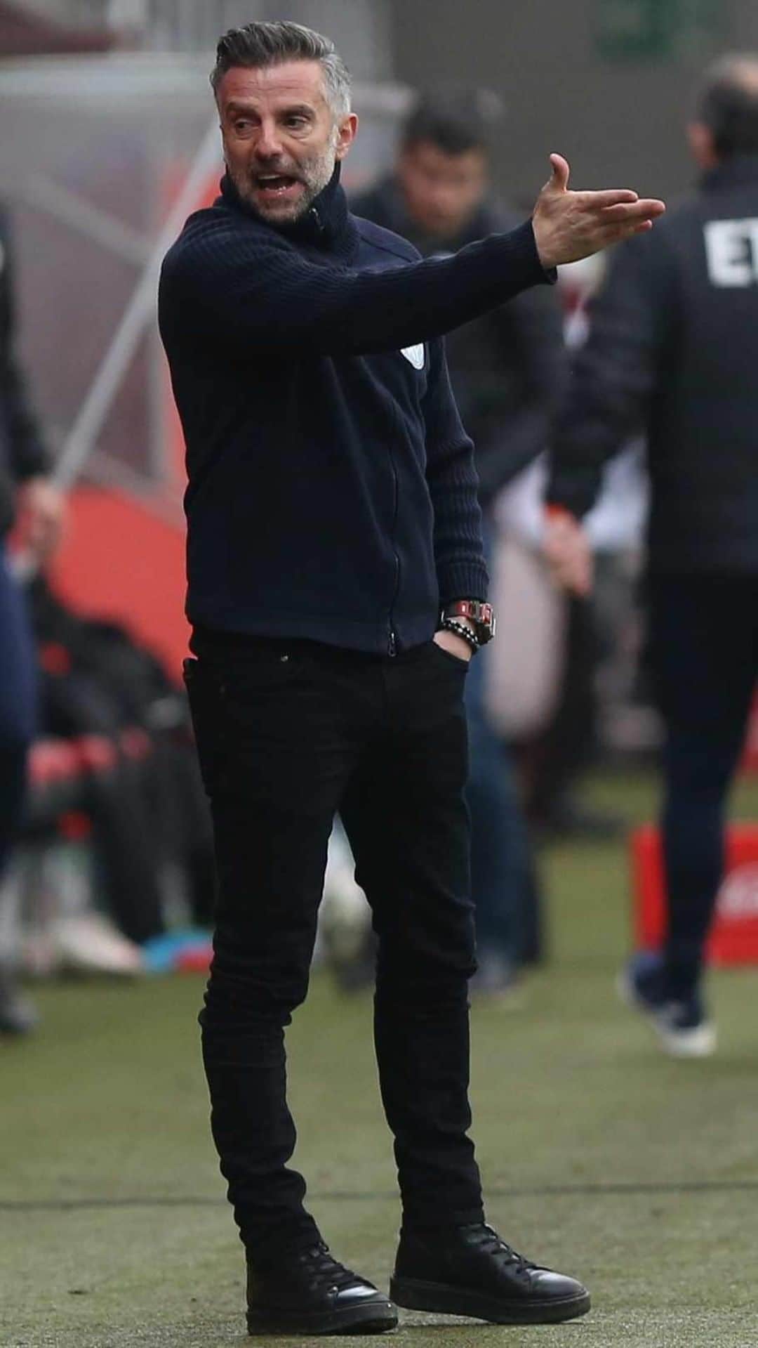 FCインゴルシュタット04のインスタグラム：「"Fußball ist manchmal pervers!", schilderte Tomas #Oral seine Gefühlswelt nach dem Last-Minute-Heimsieg der #Schanzer gegen den @fcviktoriakoeln 🙏😅⚫️🔴 Auch der neue Coach der Gäste, Olaf #Janßen, äußerte sich bei der obligatorischen Pressekonferenz im @audisportpark_official zum 2:1-Sieg des FCI 💬」