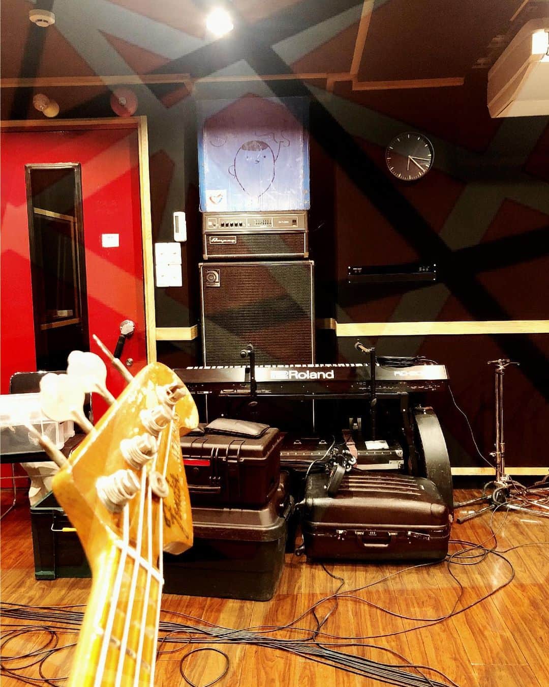 神田雄一朗のインスタグラム：「日付またぎましたが2月6日は 鶴のPA、白神さんの誕生日でした！ 今日の配信ライブは、白神さんお手製のプラダンで作ったギターキャビネットカバーに見守られておりました。 鶴はみんな元気ですよ！」