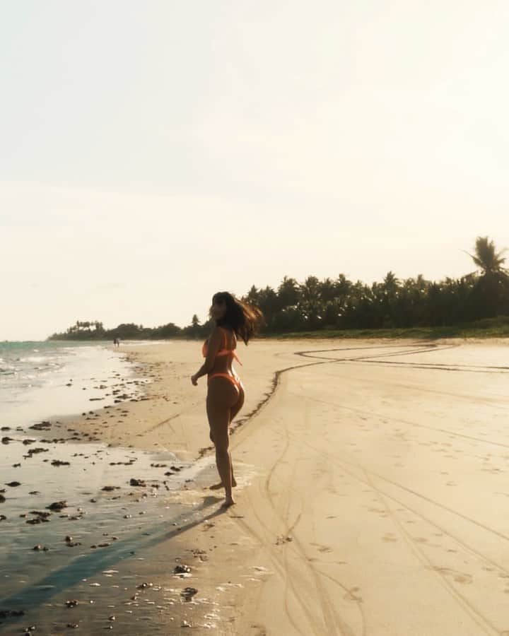 Gabriela Salesのインスタグラム：「Ganhei meu beach film só meuuuu urrulll! Você é tudooo irmão @giansales @grupocrab ! Bem vindos ao meu país Alagoas 💙💙💙!」