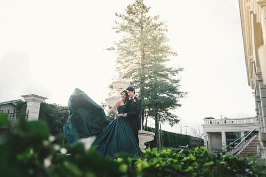 金沢結婚式 ヴィラグランディス金沢のインスタグラム：「. . Go to the garden when you need to remember that everything is love  . . . 貸切のプライベートガーデン 噴水と鐘の音が響き渡る お二人の幸せな想い出の場所  @villagrandis_kanazawa  #villagrandisweddingresort  #ガーデンウエディング  #wedding #weddingphotography  #greendress」