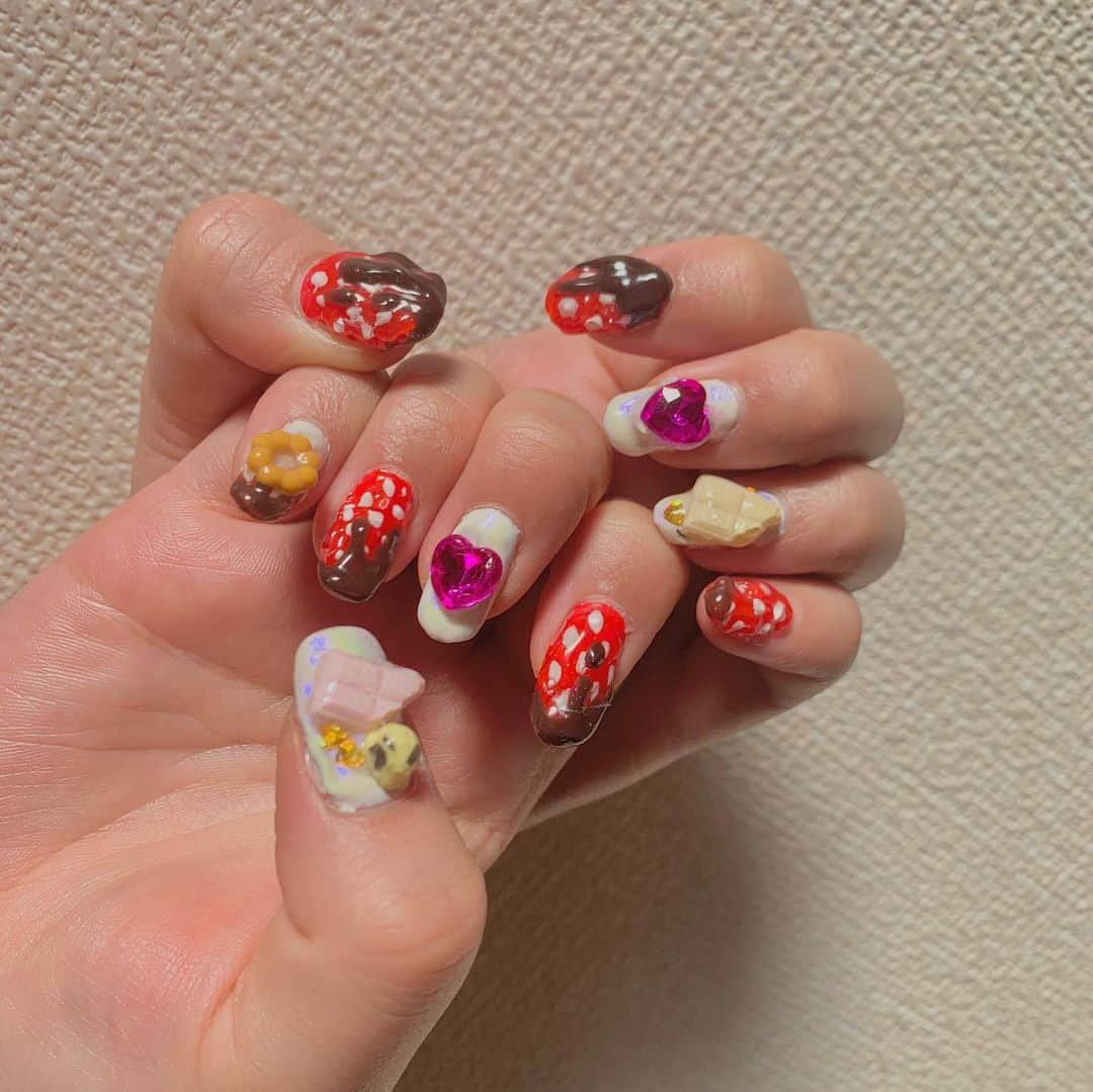 すうれろのインスタグラム：「NEW💅セルフジェルネイル  バレンタイン🍫いちごチョコ🍓ネイル♡  長さ出しの練習を全指、初めてしました。いちご難しかったけど、やっぱりネイルってたのしい！  動画にするか迷ったけど、やっぱり、まだ自信がない😭練習動画って需要ある、、、？  #セルフジェルネイル #バレンタインネイル #チョコネイル #いちごネイル #valentinenails #韓国ネイル #ビジューネイル #キラキラネイル  #nails #nailart  #별빛네일 #아이스젤 #자석젤 글리터네일 #홍대네일 #연남동네일 #호네일 #글리터젤 #글리터젤네일」