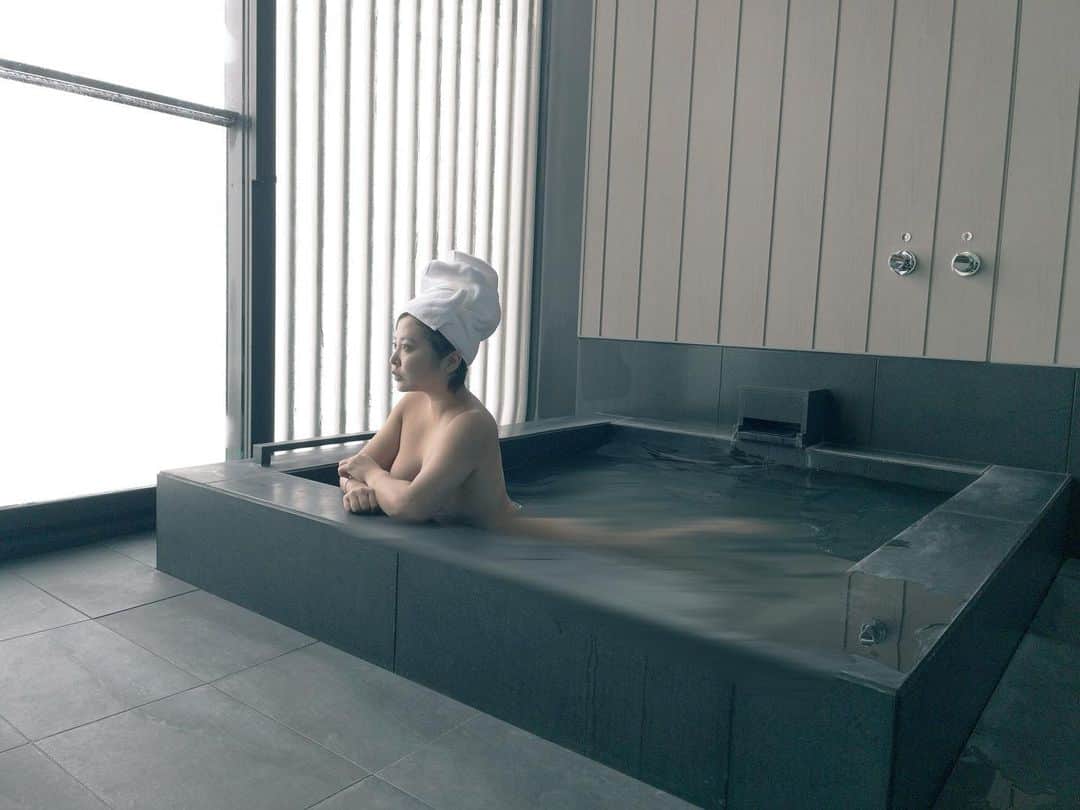 湯本美咲のインスタグラム：「﻿ ﻿ 📍𝐅𝐚𝗺𝐢𝐥𝐲 𝐭𝐫𝐢𝐩  𝐏𝐚𝐫𝐤 𝐇𝐲𝐚𝐭𝐭 𝐍𝐢𝐬𝐞𝐤𝗼 ﻿ ﻿ 　﻿ ﻿ 絶景レトロ朝食も最高だけど﻿ 家族と食べる朝ごはんは﻿ 格段と幸せ…﻿ ﻿ ﻿ 誰と食べるかが一番大事♡﻿ ﻿ ﻿ #parkhyattniseko #家族 #露天風呂 #北海道」