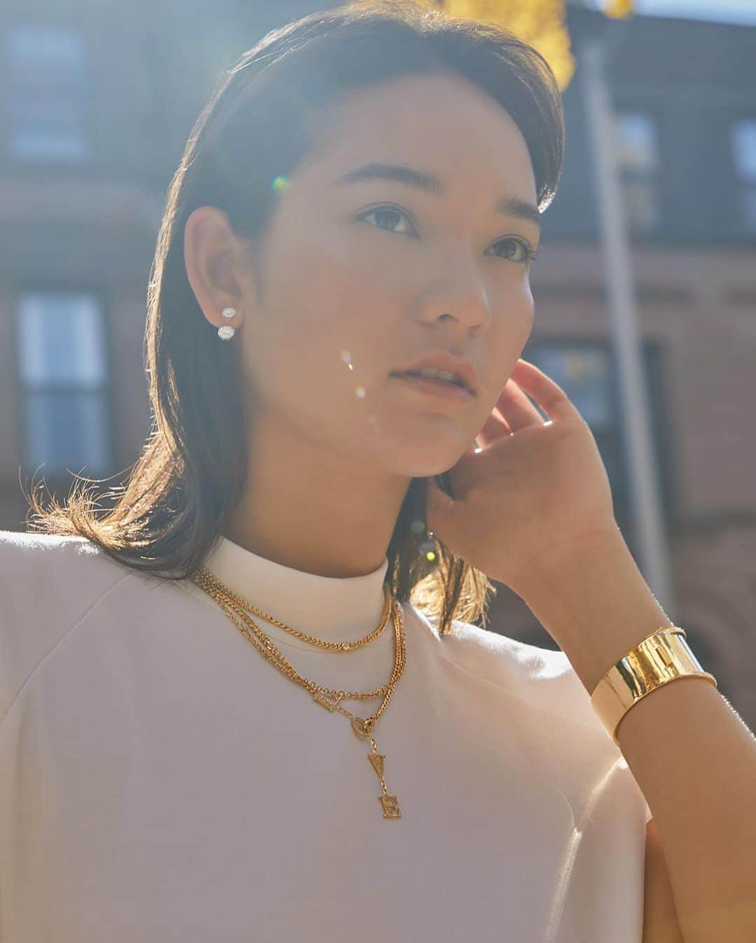 Saks Fifth Avenueさんのインスタグラム写真 - (Saks Fifth AvenueInstagram)「#SaksStyle Tip: Add a glamorous touch to the classic off-duty uniform of jeans and a tee with lots of layered gold necklaces.」2月7日 8時07分 - saks