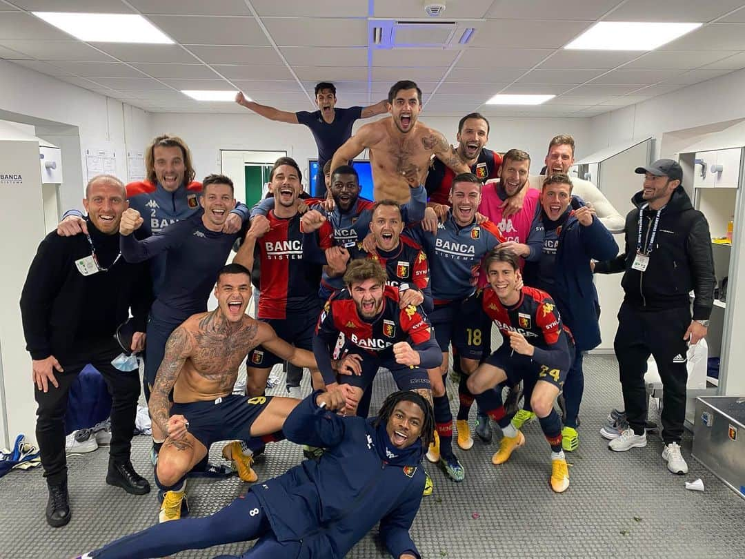 マッティア・ペリンのインスタグラム：「Questi sono punti pesantissimi, questo è un grande gruppo! Avanti così Grifone! #genoanapoli」