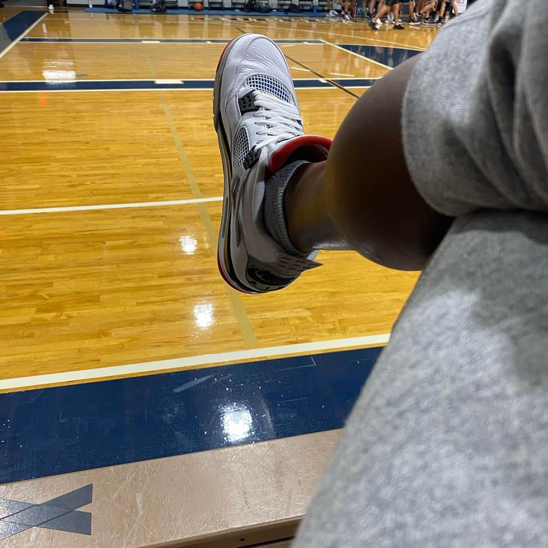 レイ・アレンのインスタグラム：「There’s nothing like being in the gym on a saturday! #takingnotes #jayzonmyfeet #myboysgotnext #dontyellatyourkidsfromthebleachers」