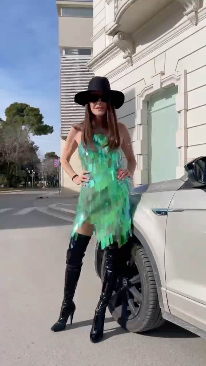 アンナ・デッロ・ルッソのインスタグラム：「@the_attico @coltorti_ 💚💚💚 🎥 by @mb__projects」