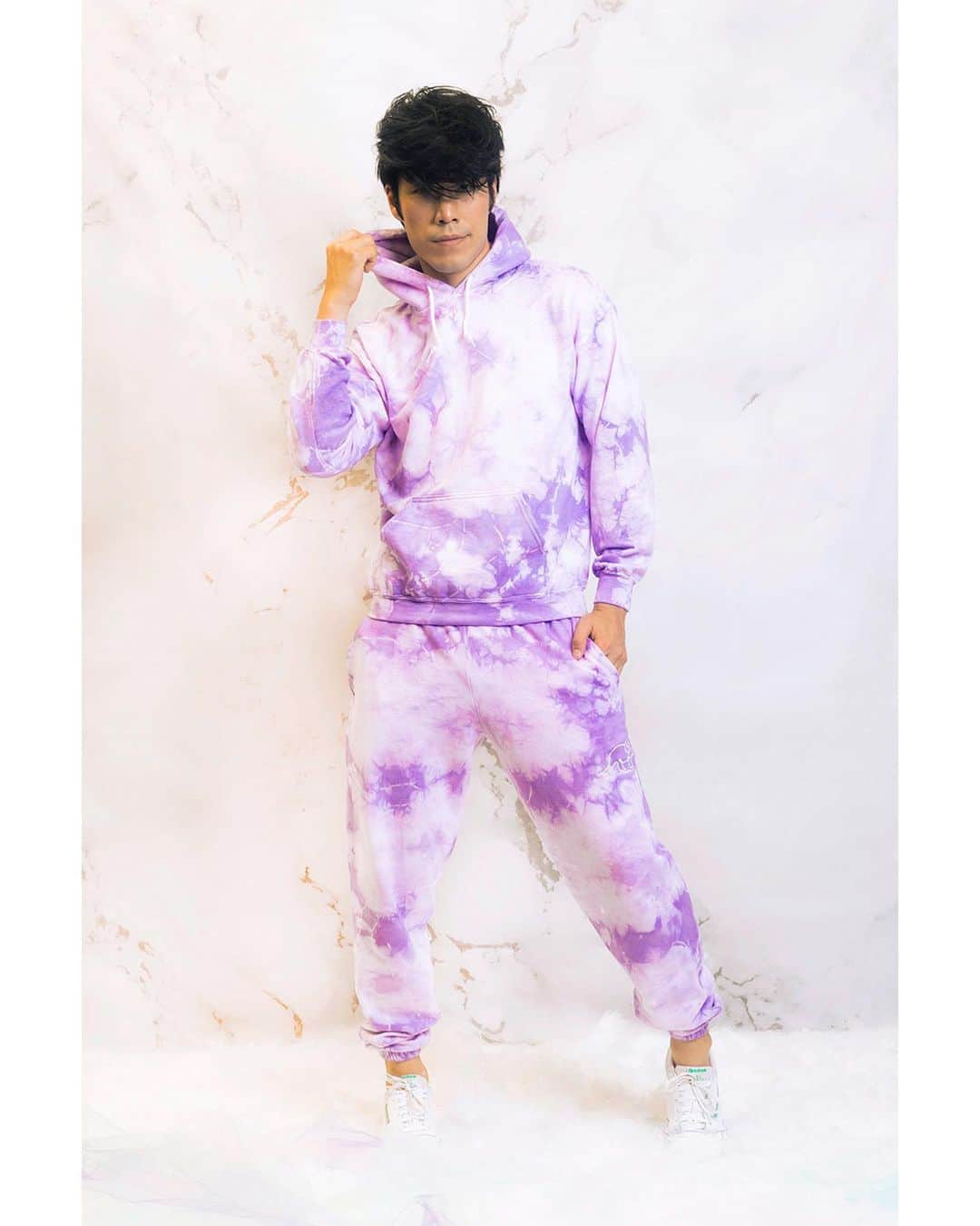 ユージン・リー・ヤンのインスタグラム：「Y’all like the Cloud ☁️ or Royal 👑 purple more?  New cloud tie-dye and necklaces at tryguys.com now! 💜」