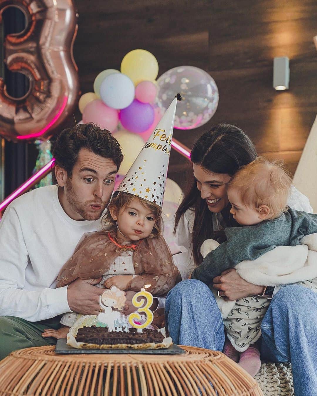 イバイ・ゴメスのインスタグラム：「3️⃣🎂  No hay mayor regalo en el mundo que ver a tu hij@ sonreír ❤️ ¡Aiala os da las gracias por todos los mensajes de felicitación que ha recibido! 🥰 *Dice que mañana también quiere que sea su cumple 🤣🤣」