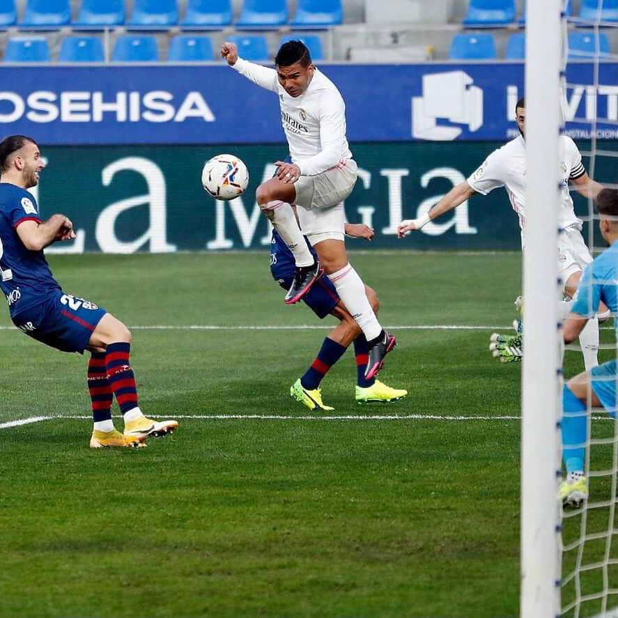 カゼミーロさんのインスタグラム写真 - (カゼミーロInstagram)「Luchar y no bajar los brazos. ¡Felicidades, equipo! ➕3️⃣⚽💪🏽   #HalaMadrid #RealMadrid #HuescaRealMadrid #RMLiga」2月7日 3時05分 - casemiro