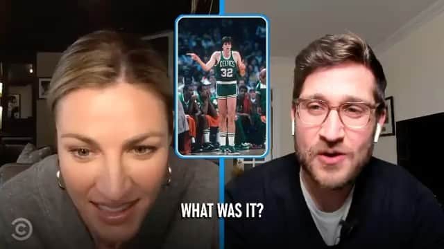 エリン・アンドリューズのインスタグラム：「When @joshuahorowitz & @comedycentral surprises you with a video message from your first crush KEVIN MCHALE...well sort of!! #StirCrazy @celtics #celtics #kevinmchale 😂😂」