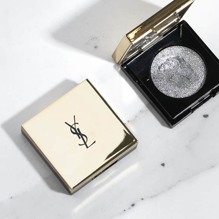 Yves Saint Laurent Beautyさんのインスタグラム写真 - (Yves Saint Laurent BeautyInstagram)「Get into this... a pot of crushingly bad ass pigments, for longwear shine and colour with the swipe of a finger. This Valentine's Day, how do you rock your: SEQUIN CRUSH MONO EYESHADOW? #yslbeauty #bts #sequincrush」2月7日 2時59分 - yslbeauty