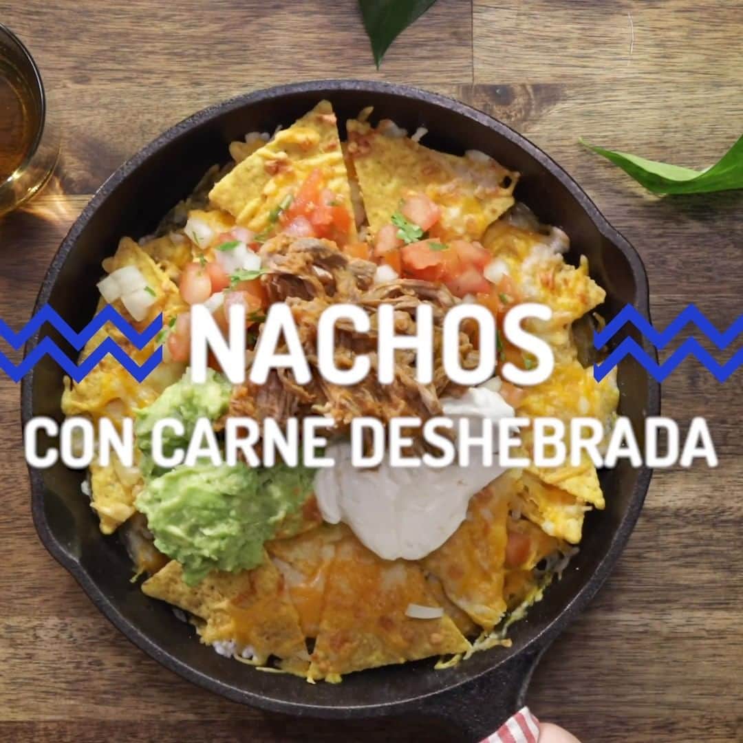 のインスタグラム：「¡Conviértete en un campeón preparando estos NACHOS CON CARNE DESHEBRADA! 🤤🏆🏈 #superbowl2021   Encuentra más recetas de botanas fáciles y rápidas en @estoesdelicioso」