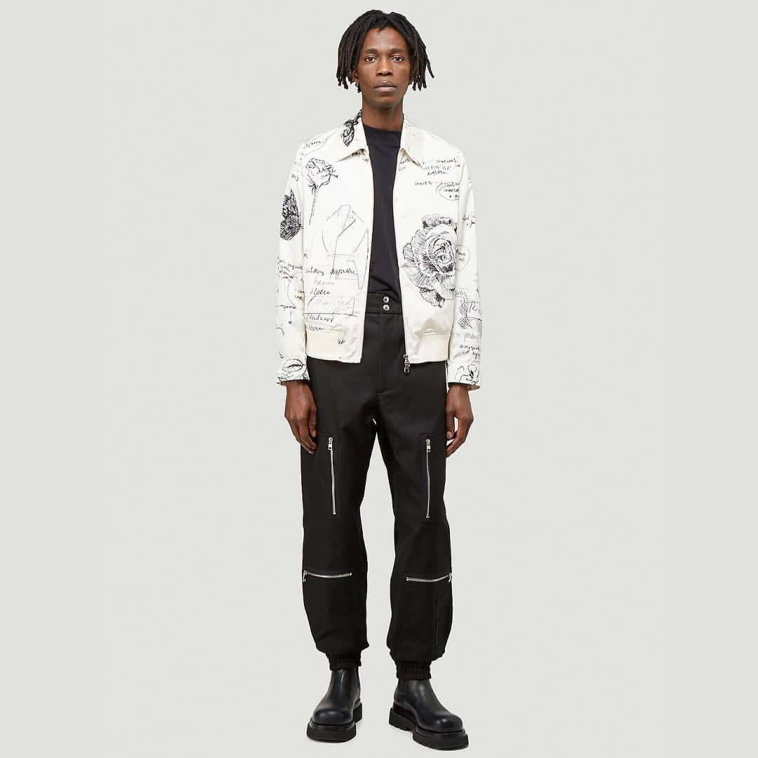エルエヌシーシーのインスタグラム：「Combining elegance with a punk-inspired spirit, Alexander McQueen presents new season ready-to-wear embodying the dark romanticism that underpins the label.  Explore the latest from Alexander McQueen online now. @alexandermcqueen」