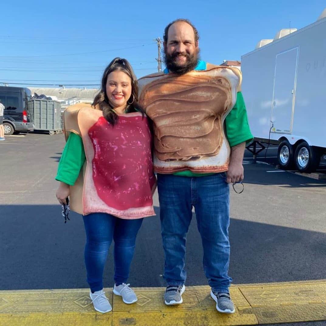 レスリー・ジョーンズのインスタグラム：「Couple goals on #SupermarketSweep 🥜 🍇 @supermarketsweepabc」