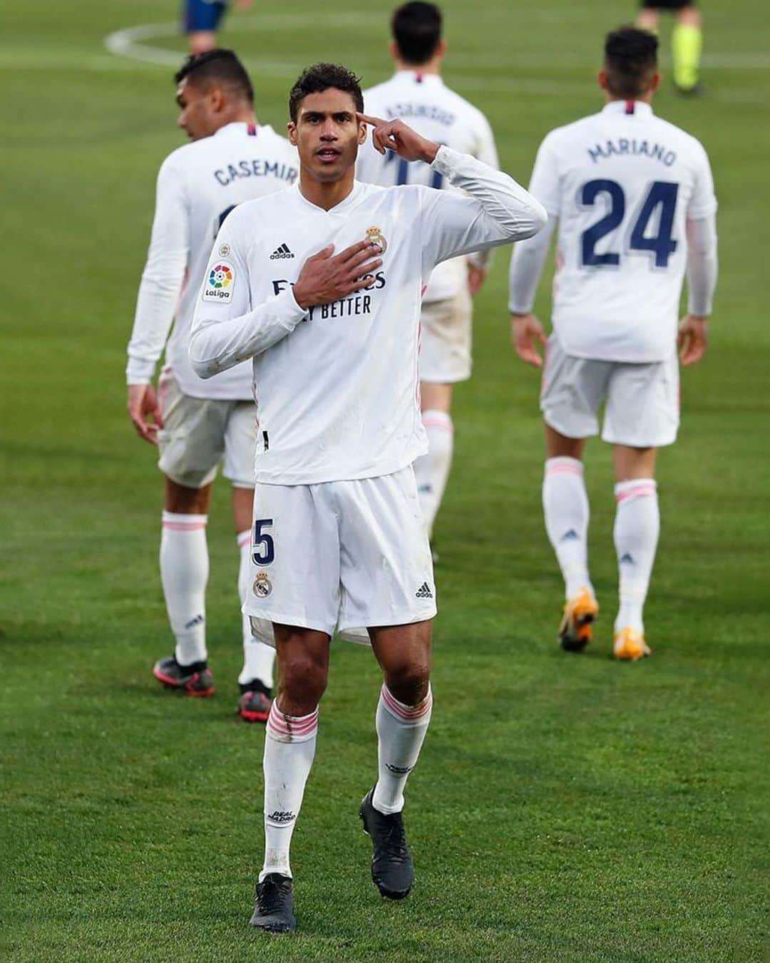 ラファエル・ヴァラーヌのインスタグラム：「Head and Heart. We will always fight! #HalaMadrid」