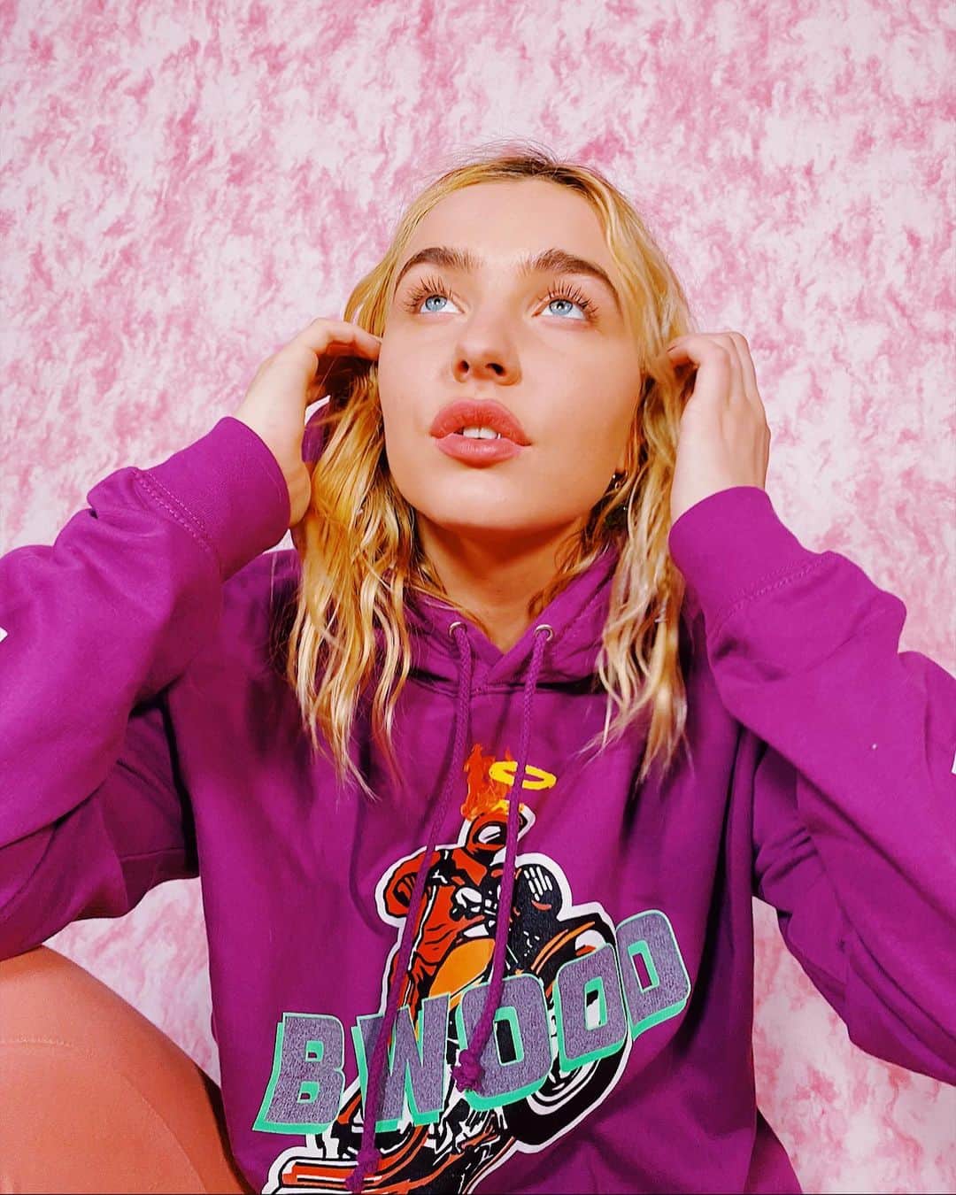 マティー・ノイズのインスタグラム：「am i a cute squirrel 🐿 repping that @bwood.nyc 💞」