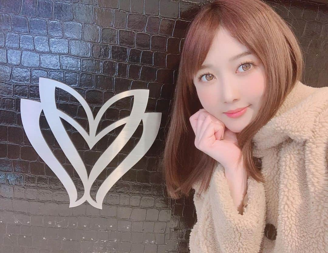 大槻ひびきさんのインスタグラム写真 - (大槻ひびきInstagram)「今日は美容day😌✨ エレナクリックさん(@elena__clinic)へ行って ライムライトとハイドラピーリングを してきました😊 どちらもとてもよくて リピートしてます🌸 ハイドラピーリングをすると お肌がむき卵みたいにツルツル！ とても助かってます😊 ライムライトもお気に入りで 肌のトーンが上がるし 痛みも無くて良いです🌸 エレナクリックさん ありがとうございました⭐️  https://www.elena-clinic.jp/medical_menu/hydrafacial/  #エレナクリニック #ライムライト #シミ治療 #美肌 #ツヤ肌 #最新美容 #美容クリニック #美容皮膚科 #新宿 #ハイドラピーリング #毛穴ケア #角質除去 #黒ずみケア」2月7日 3時22分 - yanhibi0221