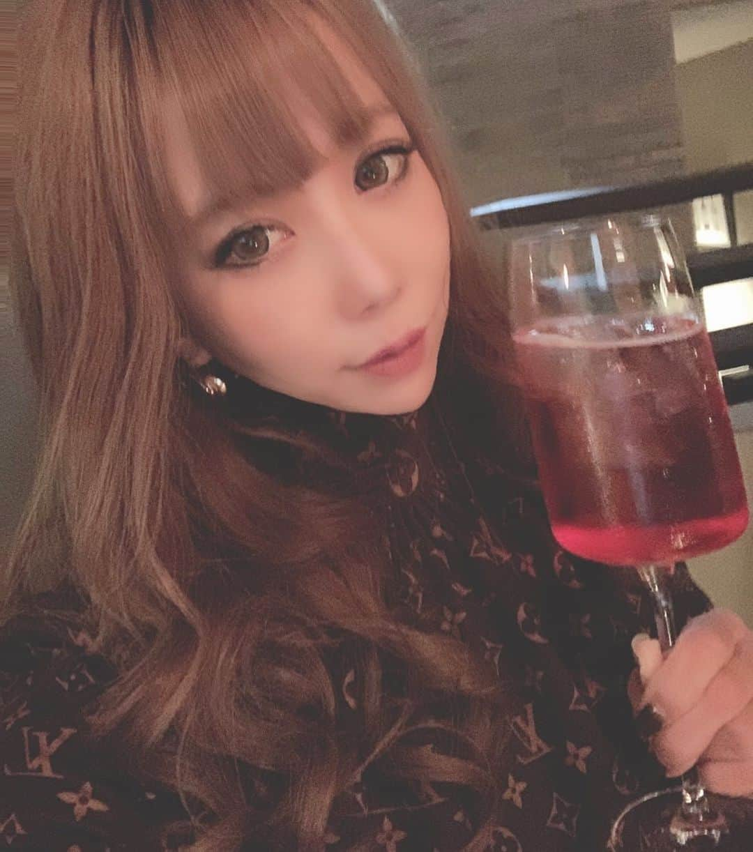 ちむのインスタグラム：「よし🥺🥺🥺🥺🥺  気持ちに余裕が持てる☺️☺️…🥂  #ホッと一息」