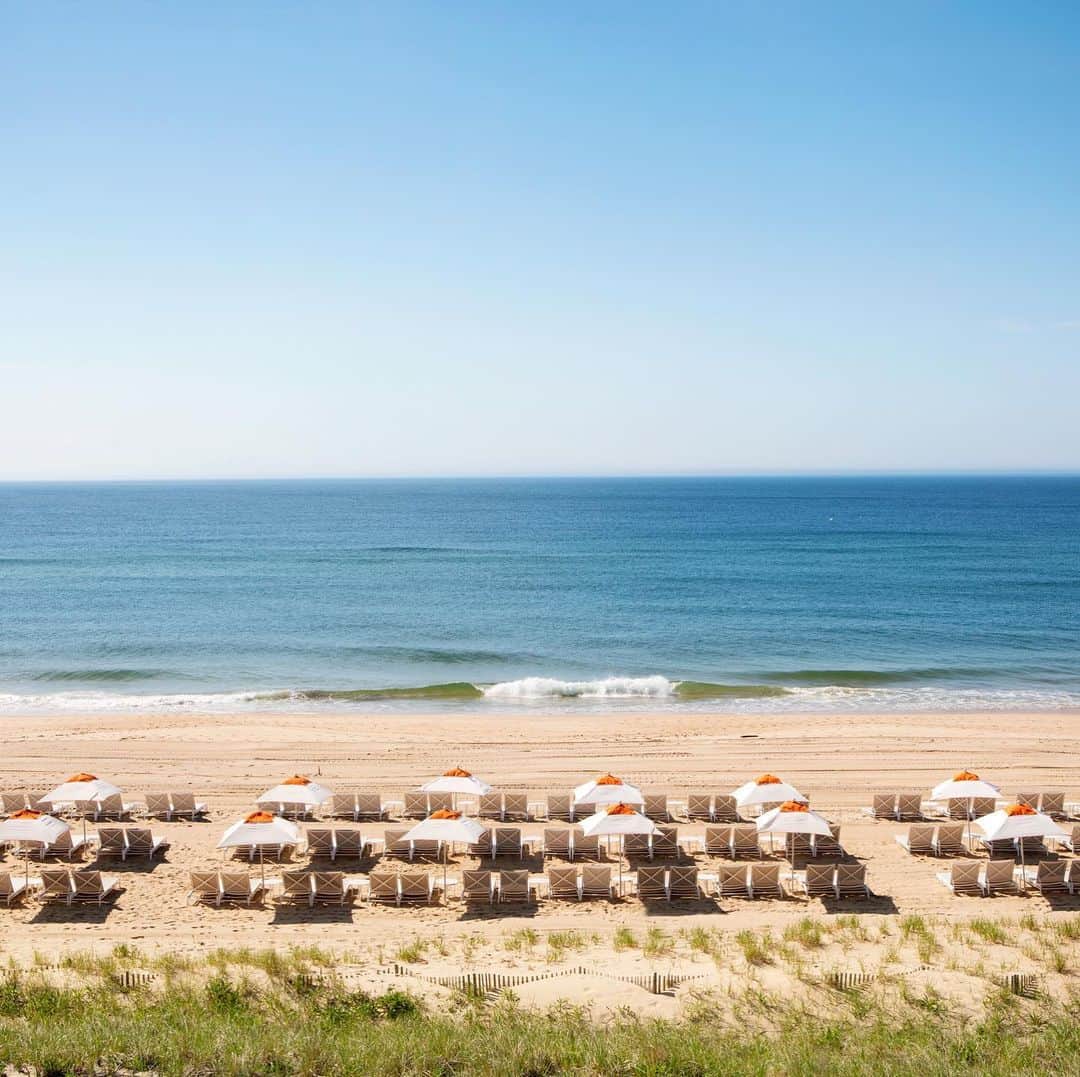 オールバーブラウンさんのインスタグラム写真 - (オールバーブラウンInstagram)「We're all about the coast this season & @GurneysResorts has been dispensing coastal hospitality for nine decades. What's most appealing about each resort is the acres of unspoilt beaches on which to lounge... meet you at the oceanfront! 🥤  #AtlanticCoast #OrlebarBrown #OBsAroundTheWorld」2月7日 3時21分 - orlebarbrown