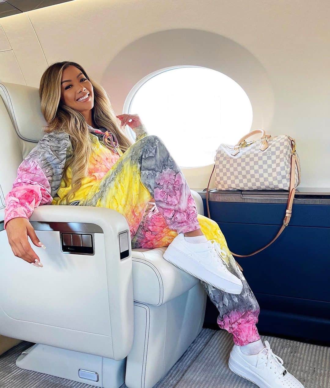 リアン Vのインスタグラム：「Happy Saturday! 💕 New @shoplianev Limited Edition Valentines Day “Self Love; Manifest it” Set is dropping today at 11:11am! Also restocking on all the other colors one last time! 😍 There will be no more restocks of these colors so don’t miss out! Love you guys! 😘」
