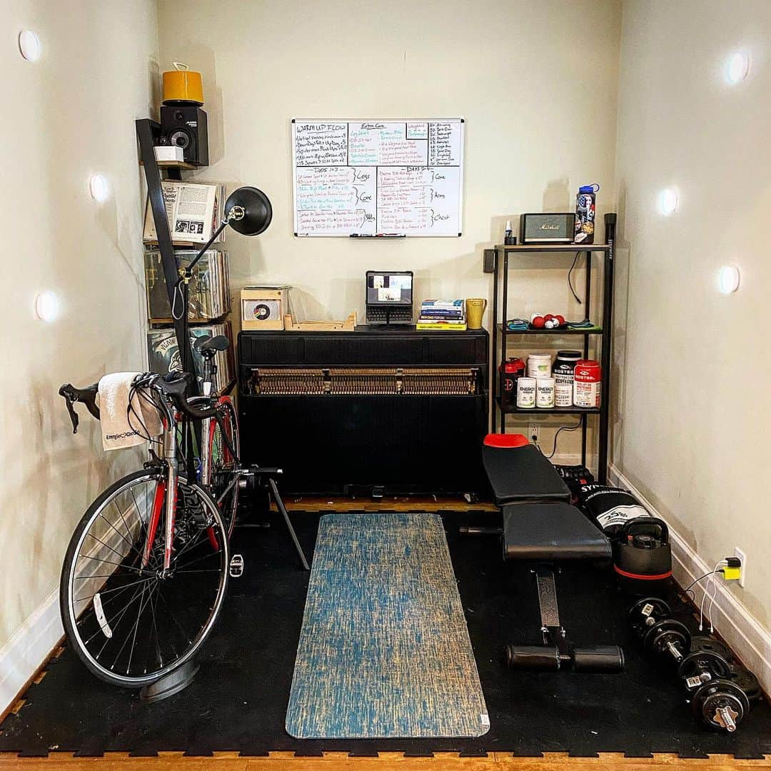 ザカリー・ダナヒューのインスタグラム：「Very proud of my home gym. Limited budget and EXCEPTIONALLY limited space, yet I’ve managed to put together a space worthy of an athlete!!! A huge thank you to all the companies making badass equipment for me to put through the paces! Time to get to work!!! 🧘🏻‍♂️💪🏼🏋🏻💦」