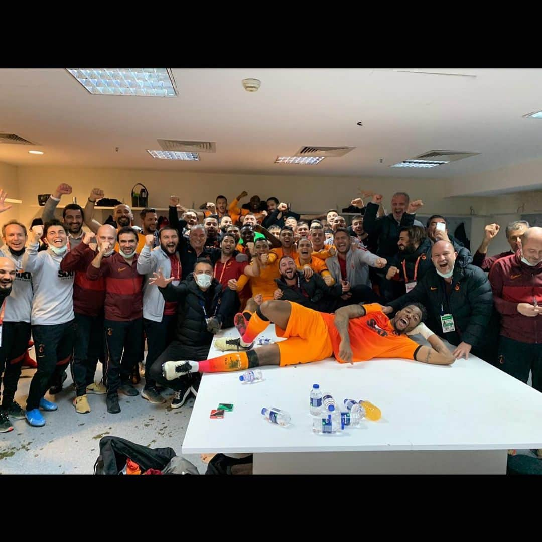 マルティン･リネスのインスタグラム：「Team win 🙌 hep beraber ❤️💛」