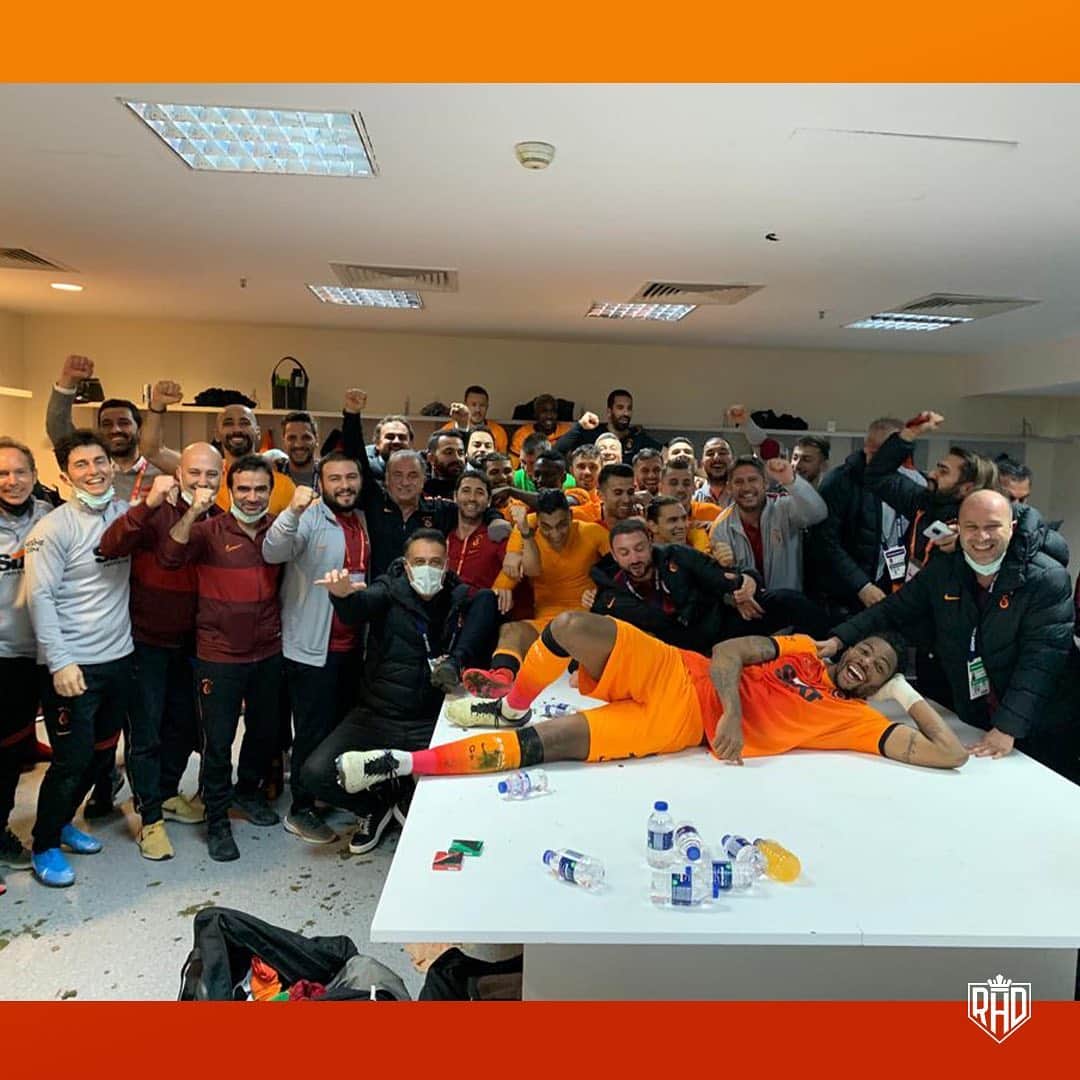 ライアン・ドンクのインスタグラム：「🐣 Kushbashi tjok guzel yaaaaa. Boyle bisey olabilermi yaaaa 😂. @eakbas38 tjayimi hazirla sekherpare!!! 🫖 #GALATASARAY 💛❤️」