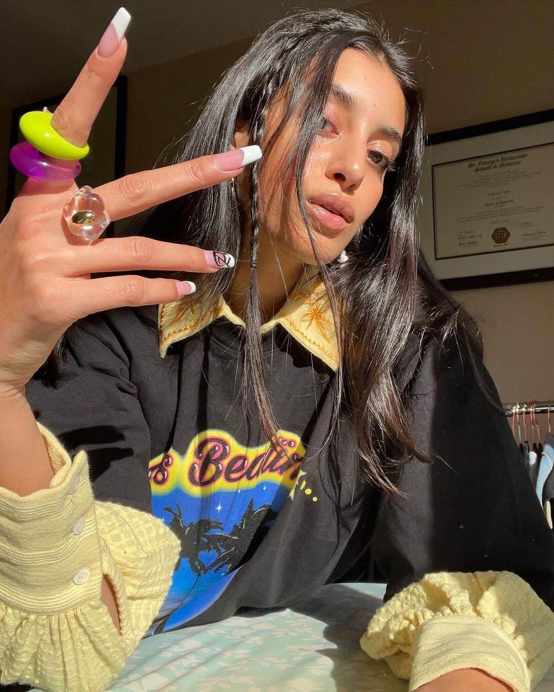 WHO WHAT WEARさんのインスタグラム写真 - (WHO WHAT WEARInstagram)「New Yorkers know what's good. The stylish girls of the city love to experiment with the coolest new trends, and they somehow always get it right. Tap our link for the 2021 trends NYers are loving right now. photos: @champagnemani, @anaasaber, @danie.sierra」2月7日 3時37分 - whowhatwear