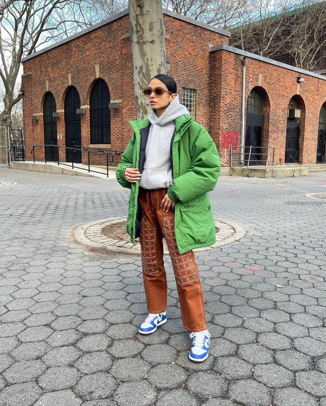WHO WHAT WEARさんのインスタグラム写真 - (WHO WHAT WEARInstagram)「New Yorkers know what's good. The stylish girls of the city love to experiment with the coolest new trends, and they somehow always get it right. Tap our link for the 2021 trends NYers are loving right now. photos: @champagnemani, @anaasaber, @danie.sierra」2月7日 3時37分 - whowhatwear
