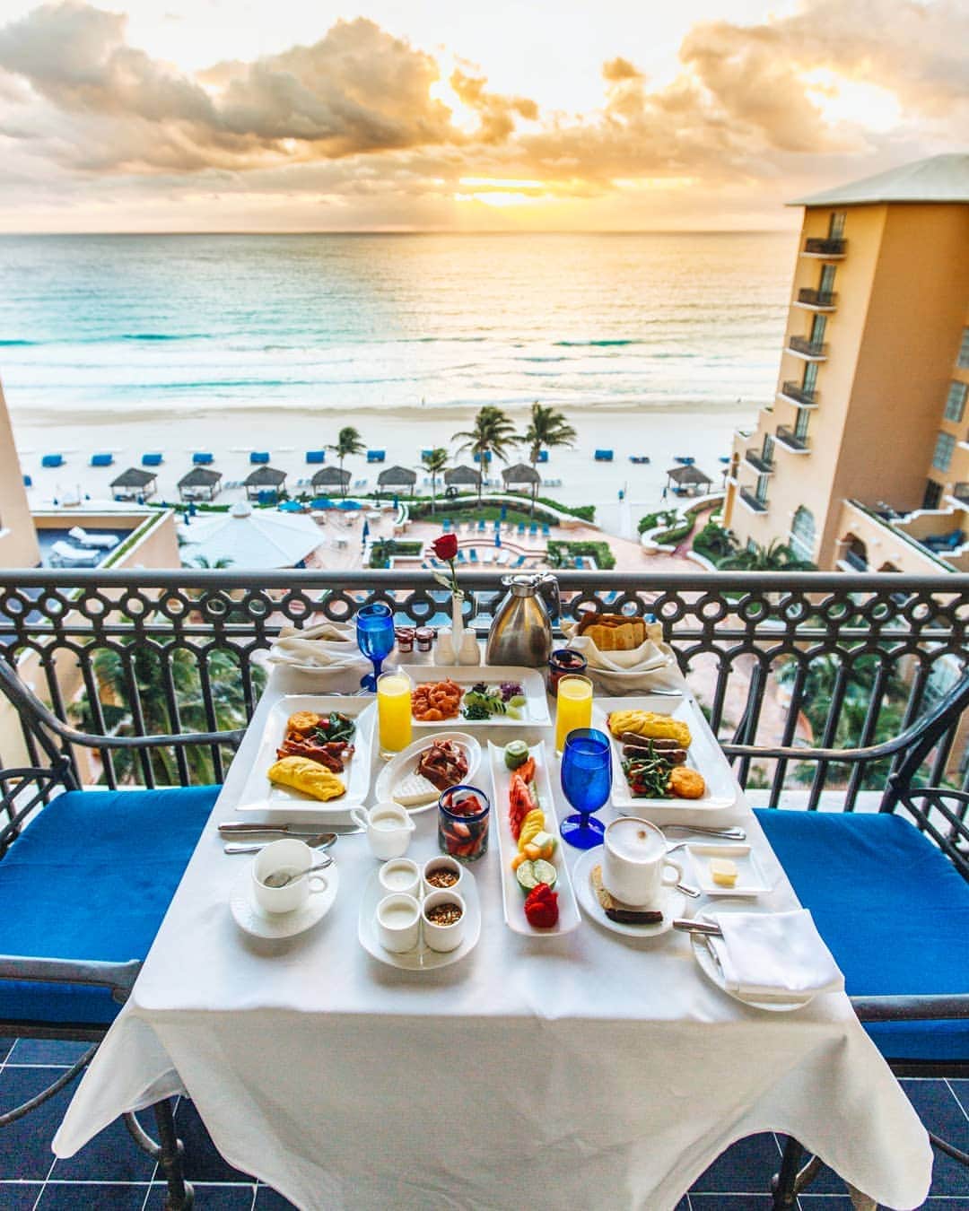 リッツ・カールトンのインスタグラム：「Balcony, beach, breakfast — what weekend mornings bring at The Ritz-Carlton, #Cancun.」