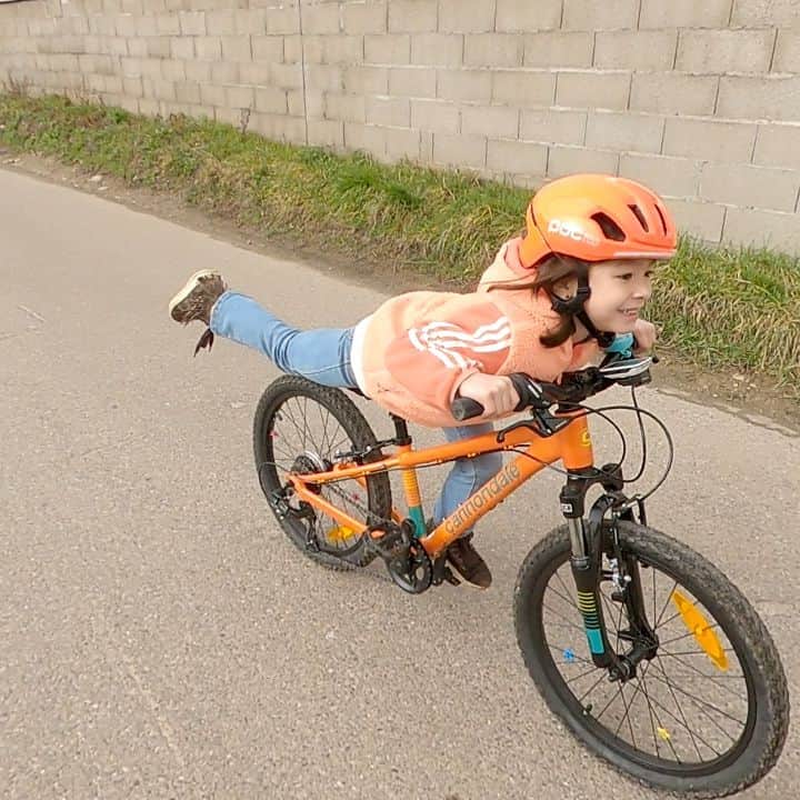 別府史之のインスタグラム：「My daughter is training for a better descent than the supertuck position. #happyweekend 🥰 @ridecannondale #france #cycling #supertuck」
