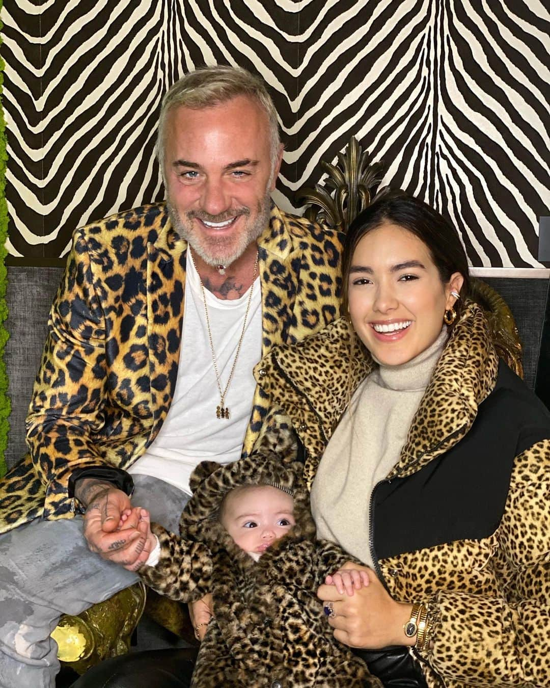 ジャンルカ・バッキさんのインスタグラム写真 - (ジャンルカ・バッキInstagram)「Two leopards 🐆and their cub Dos leopardos 🐆 y su pequeña cachorra ❤️ @sharfonseca」2月7日 3時49分 - gianlucavacchi