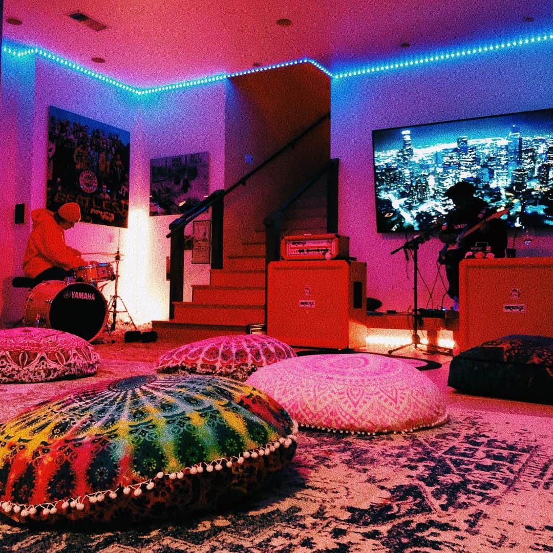 ジャスティン・ビーバーのインスタグラム：「Late night jam sessions with @c.syresmith  📷: @490tx」