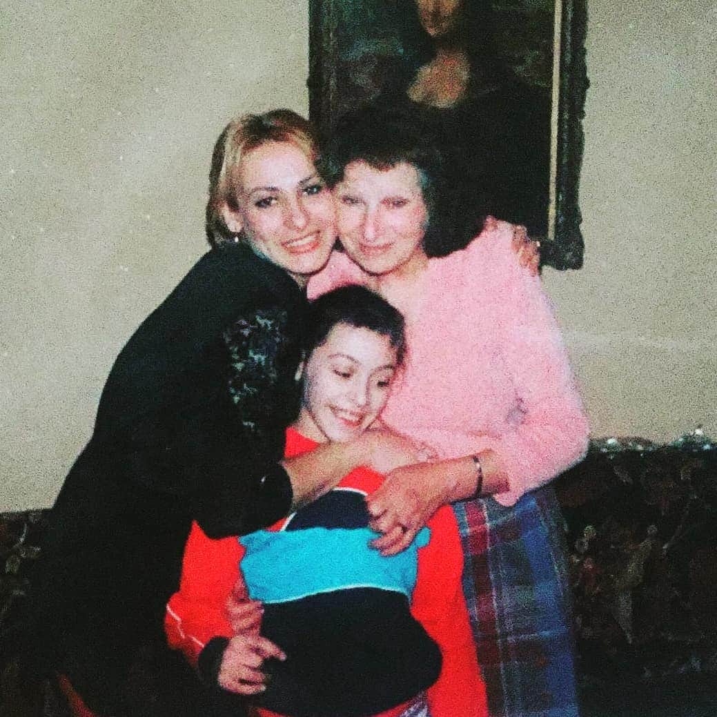 カタリナ・ポノルのインスタグラム：「3 generations! Grandma, mom and i when i was at 6 years old 😁🤣🤣」