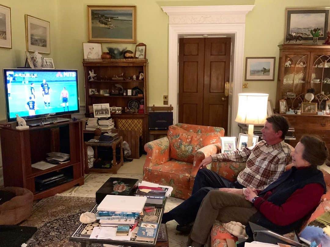 ロイヤル・ファミリーのインスタグラム：「As @scotlandteam Patron, The Princess Royal often supports the team from the stands.  Her Royal Highness and Vice Admiral Sir Tim cheered Scotland on from home today as they played England for the Calcutta Cup, 150 years since their first match🏆  Well played, Scotland! 🏴󠁧󠁢󠁳󠁣󠁴󠁿  #ENGvSCO」
