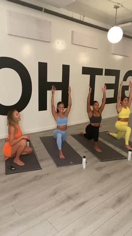 カルーシェ・トランのインスタグラム：「Hot Pilates and I brought my girls @erinpepper @genesischanel 🤎」
