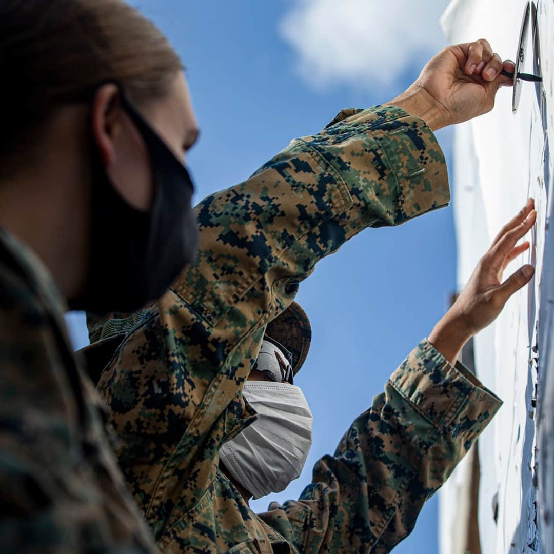 アメリカ海兵隊さんのインスタグラム写真 - (アメリカ海兵隊Instagram)「Stand By For Disking  Lance corporals Jazlynn Newcomb and Michael Hendricksark mark where a Marine has shot on Camp Schwab, Okinawa, Japan.  Once a year, Marines are required to shoot on the known distance course of fire, tables one and two. Upon completion, they are awarded a score of marksman, sharpshooter or expert. (U.S. Marine Corps photo by Cpl. Karis Mattingly  #USMC #Marines #Military #riflerange」2月7日 3時56分 - marines