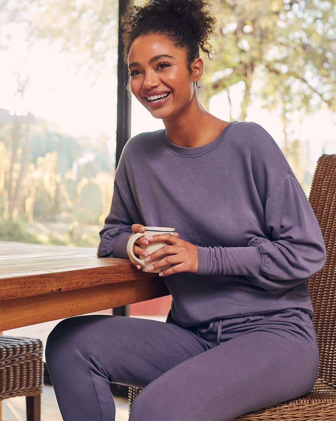 スプレンディドのインスタグラム：「Bubble sleeves. Stretchy waistband. Drapey Silhouette. The Eco Supersoft Flora Pullover + Jogger is both polished and plush- ready for any video call. 💜」