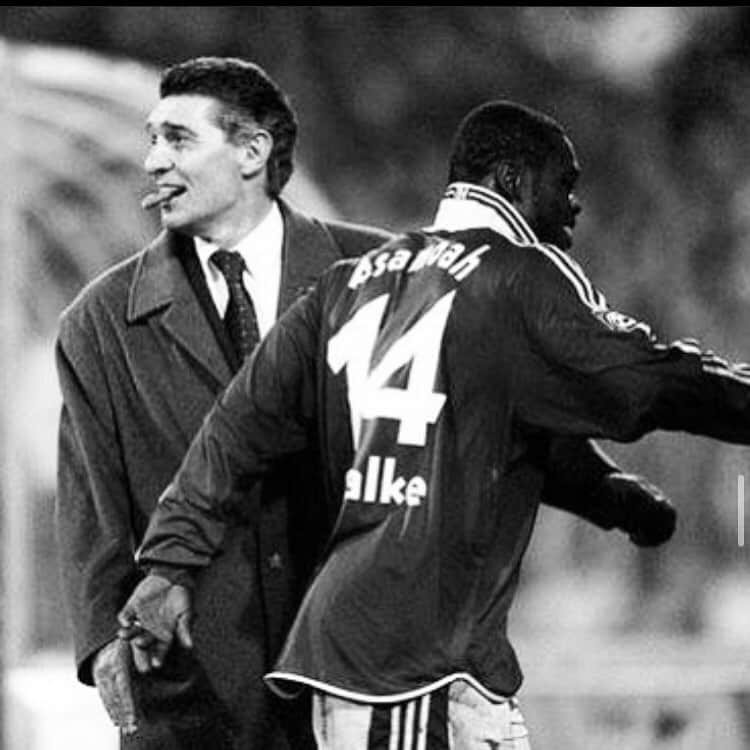 ゲーラルド・アサモアのインスタグラム：「Heute vor 2 Jahren ist Rudi Assauer verstorben. Er war für mich als junger Mensch und als Spieler ein großer Mentor und er ist auch heute für mich als U23-Manager bei @s04 ein echtes Vorbild. Ich werde Dich nie vergessen, Manager! 🙏🏿🙏🏿🙏🏿🙏🏿 #RIP」