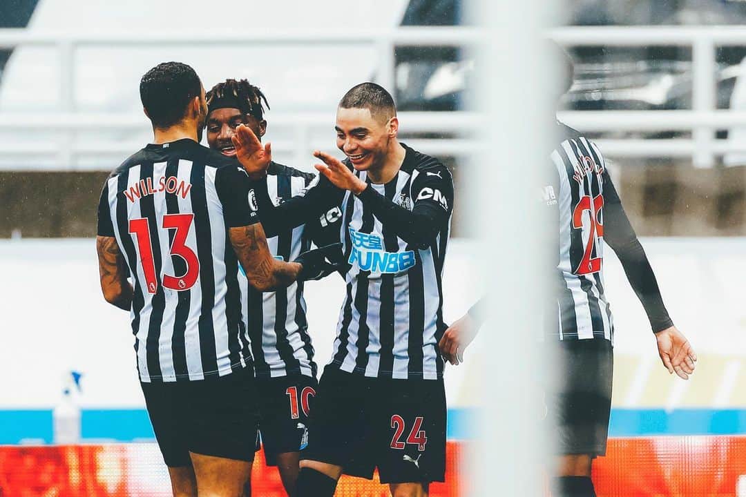 カラム・ウィルソンのインスタグラム：「Great team performance today.. Lads had to dig deep 💪🏾 I will be working hard to get back on the pitch ASAP!!  Congrats @joewillock @miguel_almiron 👏🏽🔥」