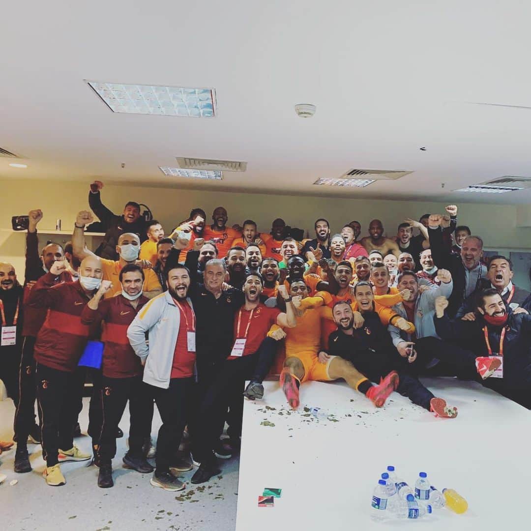 デアンドレ・イェドリンのインスタグラム：「NAMASTE ❤️💛❤️💛」